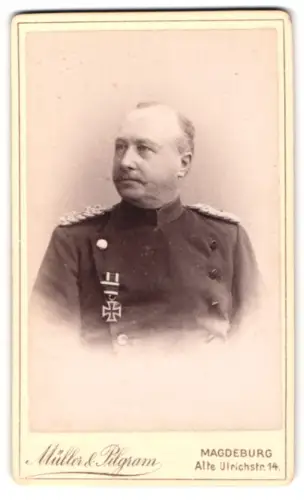 Fotografie Müller & Pilgram, Magdeburg, Alte Ulrichstr. 14, Major im Überrock mit EK II 1870