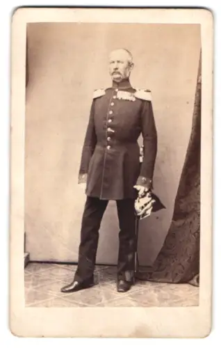 Fotografie C. Pohlmann, Magdeburg, im Schauspielhaus, Offizier ab Major in Uniform mit Pickelhaube, Ordensspange