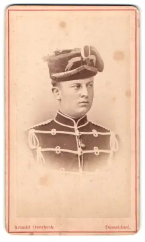 Fotografie Arnold Overbeck, Düsseldorf, Königs-Allee 43, Einjährig-Freiwilliger Husar in Attila mit Pelzmütze M1895