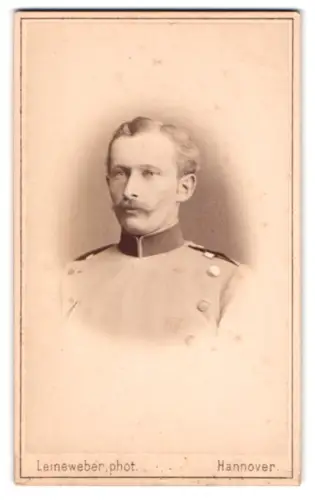 Fotografie Leineweber, Hannover, Georgstrasse 11, Offizier von Koppy, Dragoner-Rgt. 4, im Überrock