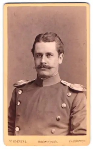 Fotografie W. Höffert, Hannover, See-Str. 10, Offizier von Mitzlaff des Ulanen-Rgt. 10 im Überrock, Major