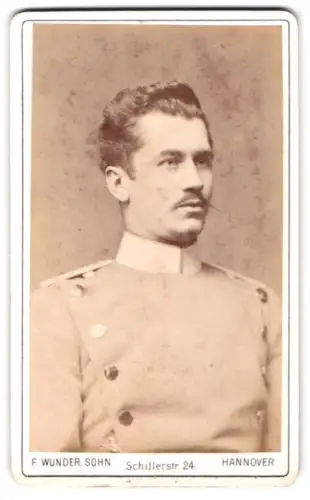 Fotografie F. Wunder Sohn, Hannover, Schillerstr. 24, Offizier von Boroczin vom Dragoner-Rgt. 25 im Überrock