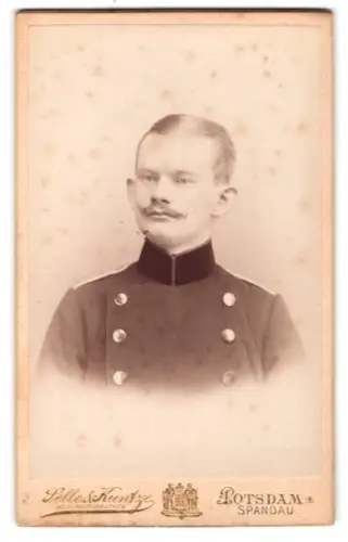 Fotografie Selle & Kuntze, Potsdam, Schwertfeger-Str. 14, Oberleutnant und Adjutant in Uniform, 1898