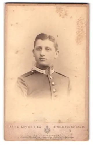 Fotografie Fritz Leyde & Co., Berlin, Unter den Linden 16, Garde-Uffz. von Woerdtke in Uniform, 1898