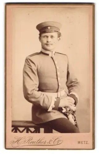 Fotografie H. Reuther & Co., Metz, Steinweg 4, Uffz. vom Dragoner-Rgt. 5 im Waffenrock, 1891