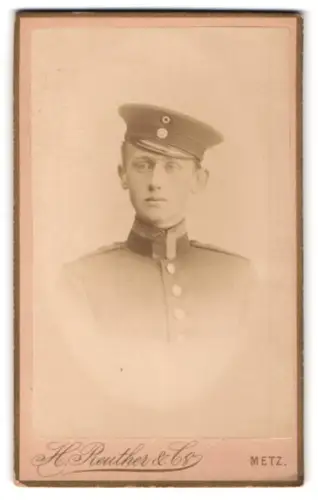 Fotografie H. Reuther, Metz, Steinweg 4, Uffz. von Plewitz in Uniform, 1891