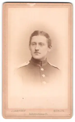 Fotografie J. Lawitzky, Berlin, Behrenstrasse 21, Garde-Soldat von Rabenau in Uniform, 1887