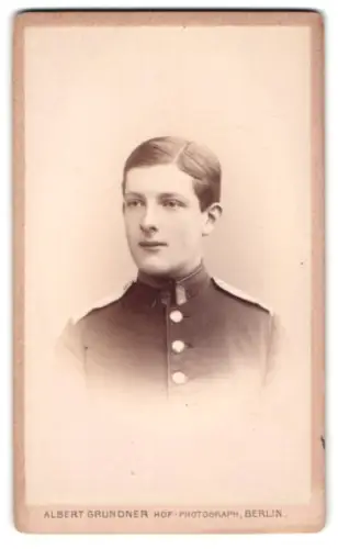 Fotografie Albert Grundner, Berlin, Leipziger-Strasse 47, Uffz. H. von Wangenheim in Uniform, 1890