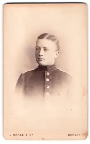 Fotografie L. Haase & Co., Berlin, Unter den Linden 62/63, Garde-Soldat von Westernhagen vom Inf.-Rgt. 26, 1890