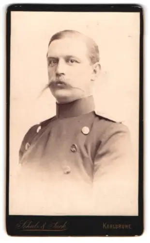 Fotografie Schulz & Suck, Karlsruhe, Offizier von Specht im Überrock