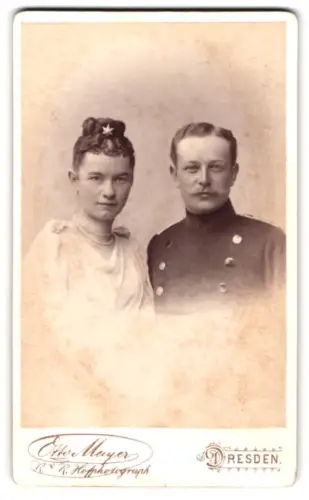 Fotografie Otto Mayer, Dresden, Prager Strasse 31, Offizier von Blomberg im Überrock mit seiner Frau, 1891