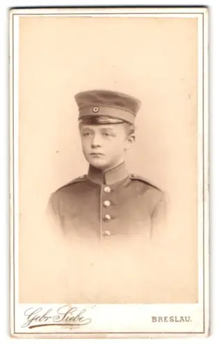 Fotografie Gebr. Siebe, Breslau, Neue Taschenstr. 1b, Soldat von Bokelberg in Uniform mit Schirmmütze, 1890