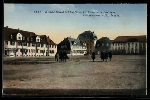 AK Kaiserslautern, Kaserne, Hofansicht mit Soldaten