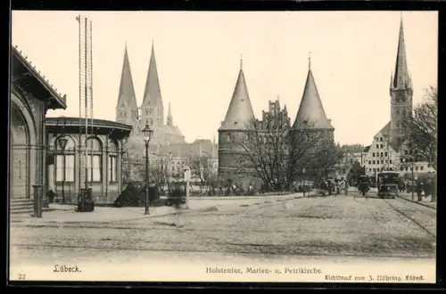 AK Lübeck, Holstentor, Marien- u. Petrikirche, Panorama mit Strassenbahn