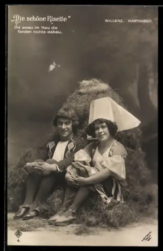 AK Operette Die schön Risette, Willenz und Kartousch auf einen Heuhaufen
