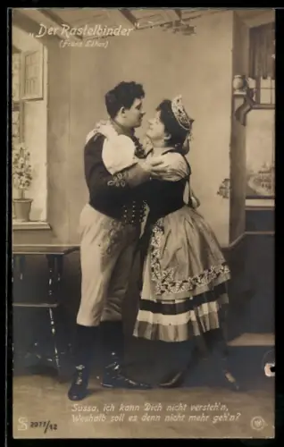 AK Operette, Der Rastelbinder, Paar umarmt sich liebevoll