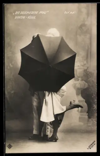 AK Die geschiedene Frau, Paar hinter einem Schirm