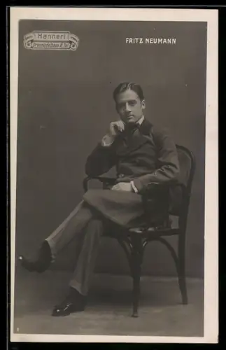 AK Schauspieler Fritz Neumann auf Stuhl sitzend porträtiert