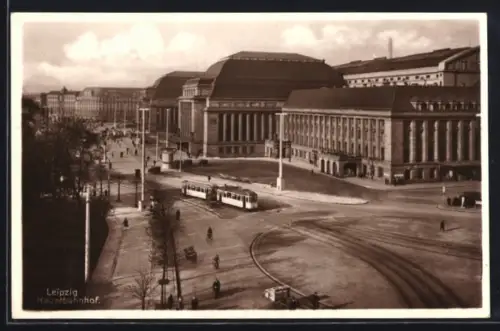 AK Leipzig, Hauptbahnhof, Strassenbahn überquert den Platz