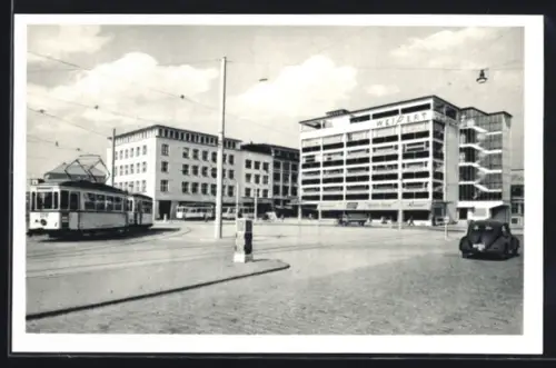 AK Kiel, Holstenbrücke mit Strassenbahnen, Panorama mit Weipert-Haus