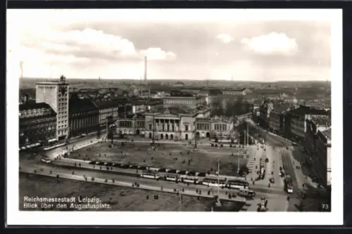 AK Leipzig, Augustusplatz mit Strassenbahnen und Fernblick aus der Vogelschau