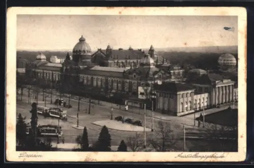 AK Dresden, Ausstellungsgebäude mit Strassenbahnen aus der Vogelschau