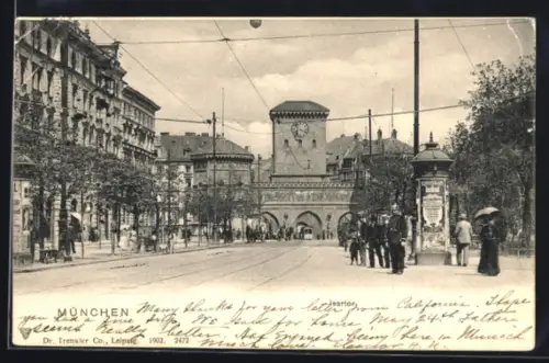 AK München, Isartor mit durchfahrender Strassenbahn, Litfasssäule, Schuzumann