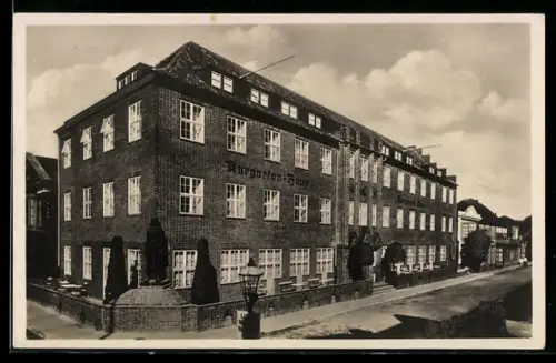 AK Travemünde /Ostsee, Kurgarten-Haus mit Strassenpartie