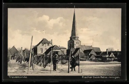 AK Travemünde, Ortspartie mit Kirche, Fischer beim Reinigen ihrer Netze