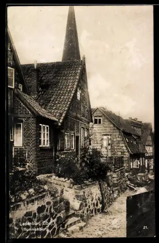 AK Lauenburg /Elbe, Partie am Hunnenberg, Fachwerkhäuser, Kirche