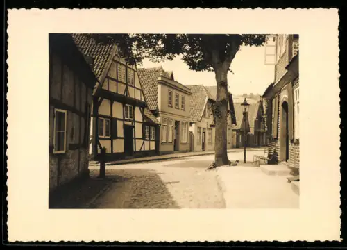 Foto-AK Travemünde, Fachwerkhäuser in einer Altstadtstrasse