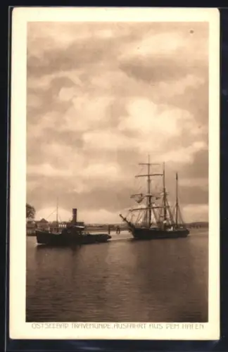 AK Travemünde, Dreimast-Segler verlässt mit Schlepperhilfe den Hafen