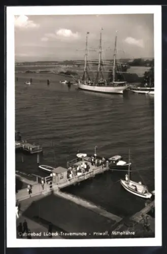 AK Lübeck-Travemünde, Priwall, Mittelfähre, Segelschulschiff der Kriegsmarine, -Fahne am Besanmast