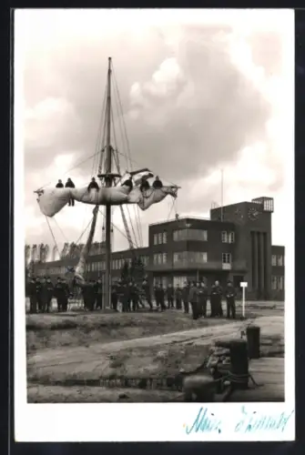 AK Travemünde-Priwall, Schiffsjungenschule, Auszubildende auf dem Ausbildungsmast
