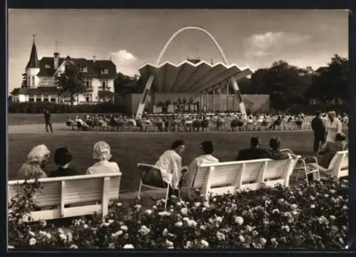 AK Travemünde, Musikpavillon mit Urlaubern auf den Ruhebänken