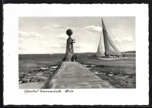 AK Travemünde, Mole mit Bake und auslaufende Yacht