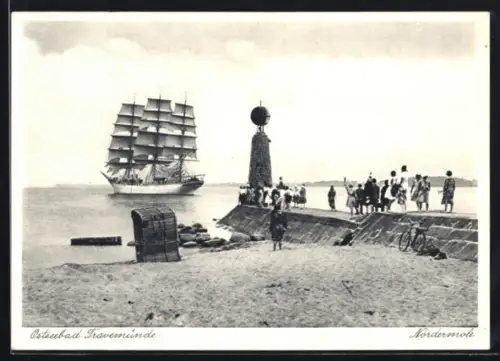 AK Travemünde, Nordmole mit Bake und auslaufendem Dreimast-Vollschiff