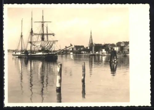 Foto-AK Travemünde, Teilansicht des Ortes mit Hafen und Dreimastsegelschiff