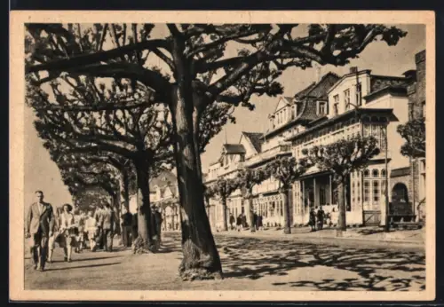 AK Travemünde, Strasse Vorderreihe mit Hotels