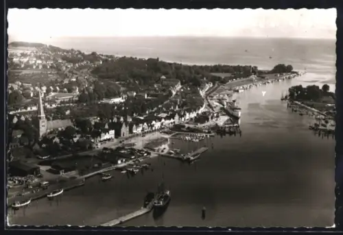 Foto-AK Travemünde, Ortsansicht mit Kirche und dem Priwall aus der Vogelschau