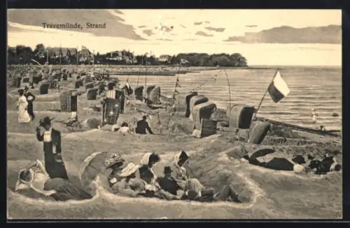 AK Travemünde, Strand mit Strandkörben und Sandwällen