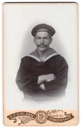 Fotografie N. P. Nielsen, Köbenhavn, Gothersgade 11, dänischer Matrose in Uniform mit Tellermütze, Mützenband Öresund