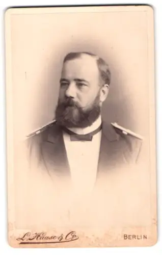 Fotografie L. Haase & Co., Berlin, Unter den Linden 62/63, Marine-Offizier in Uniform