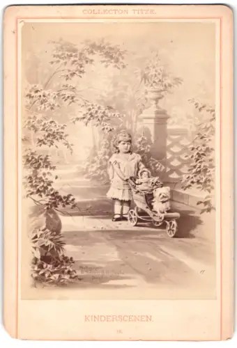 Fotografie unbekannter Fotograf und Ort, Kleines Mädchen mit Kinderwagen, Puppe und Hund