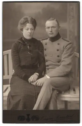 Fotografie Eugen Rosenthal, Weisswasser, Bahnhofstrasse, Forstbeamter im Überrock mit seiner Frau