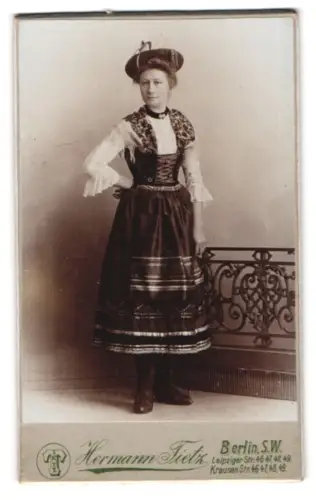 Fotografie Hermann Tietz, Berlin, Leipziger Str. 46-49, Portrait einer jungen Frau in Tracht