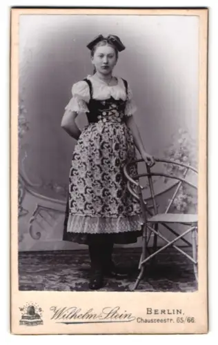 Fotografie Wilhelm Stein, Berlin, Chausseestr. 65-66, Portrait eines Mädchens in Tracht