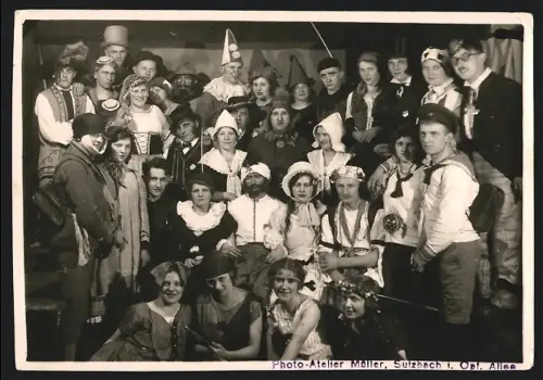 Fotografie Atelier Müller, Sulzbach i. Opf., Allee, Frauen und Männer in verschiedenen Faschingskostümen