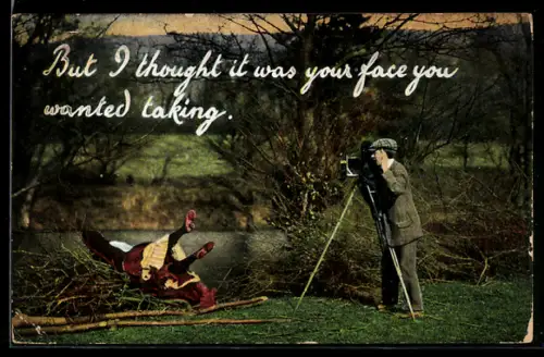 AK Mann mit Fotoapparat fotografiert eine Dame, die umgefallen ist