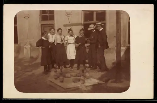 Foto-AK Kinder beim Spielen im Freien